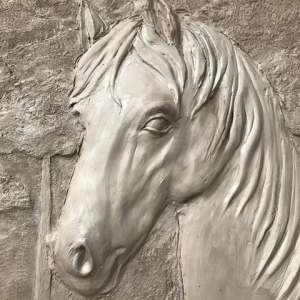 Tête de cheval en bas-relief