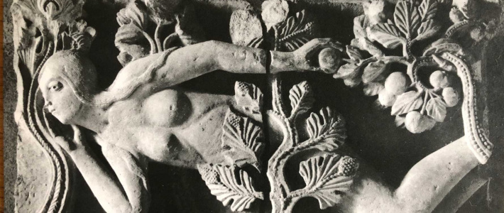 sculpture en bas-relief art roman autun ève allongée dans le jardin d'eden