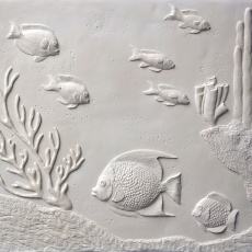 panneau mural décoratif en plâtre blanc motif poissons exotiques en bas-relief