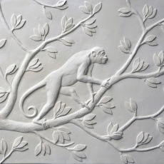 panneau mural décoratif en plâtre blanc motif singe dans les arbres en bas-relief