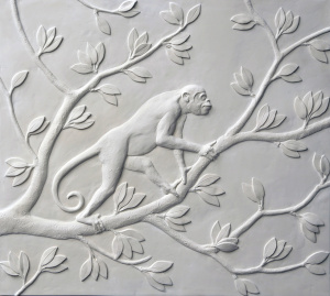 panneau mural décoratif en plâtre blanc motif singe dans les arbres en bas-relief
