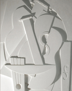 instruments de musique dans une composition cubiste en sculpture en bas-relief en plâtre