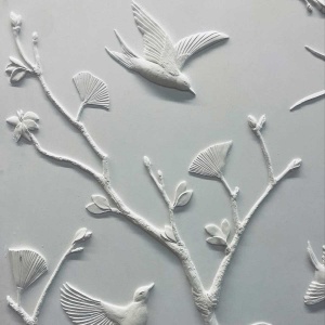 oiseaux et branches sculptés en plâtre pour un décor mural