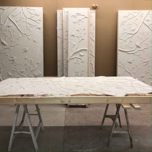travail à atelier des panneaux muraux en plâtre pour décor sculpté d'un appartement de luxe à manhattan