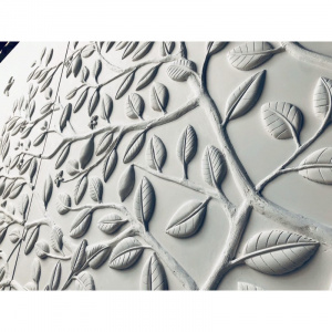 des centaines de feuilles de citronniers animent harmonieusement le panneau mural en plâtre