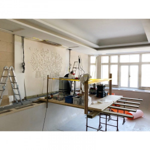 le panneau mural sculpté s'installe au bord de la piscine