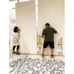 travail d'atelier, nous assemblons les 3 morceaux du panneau mural