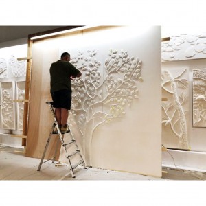 assemblage en cours dans l'atelier, les panneaux sculptés s'assemblent